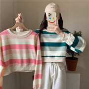 Pull coupe ample Louane vert rayé — vue portée de face, tenant le coloris rose sur cintre