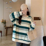 Pull coupe ample Louane vert rayé — vue portée debout, petit sac beige à la main