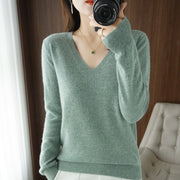 Pull col V Oriane vert sauge — vue portée de face, plan large