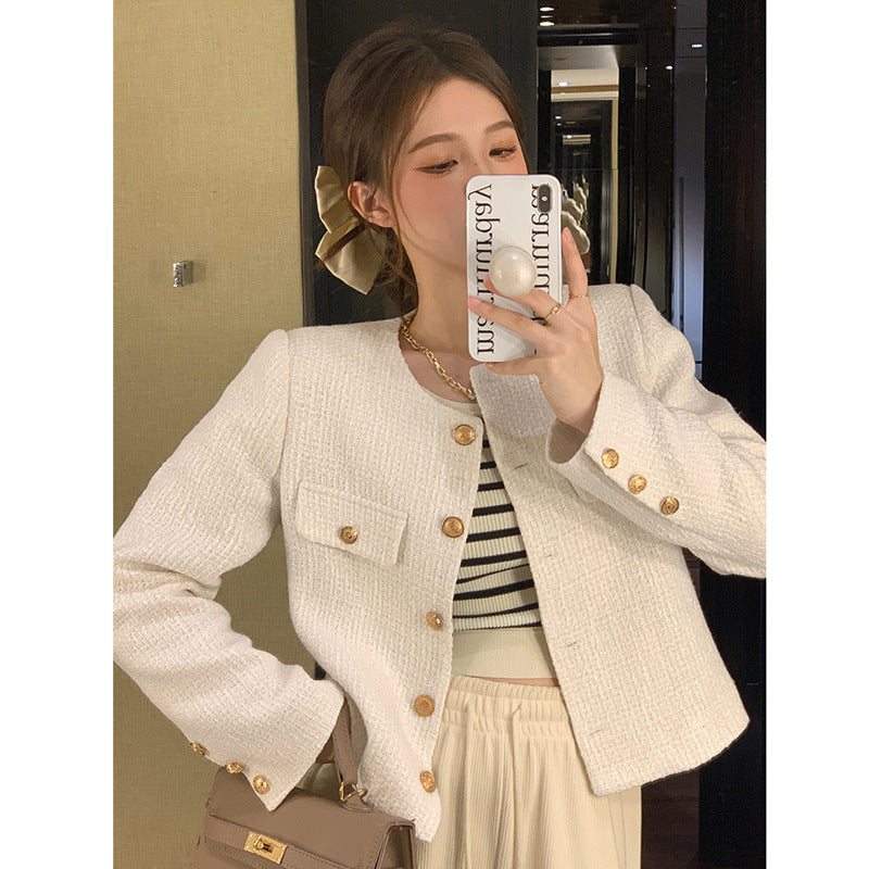 Veste Bérénice pour femme crème — vue portée de face, selfie miroir, boutons dorés
