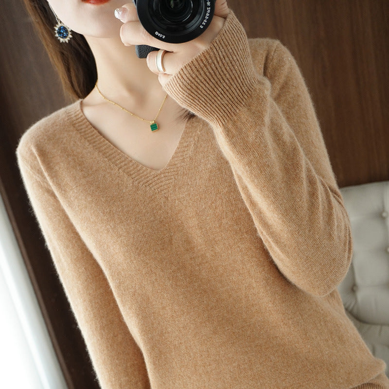 Pull col V Oriane camel — vue portée de face, plan buste