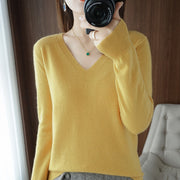 Pull col V Oriane jaune — vue portée de face