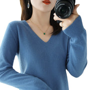 Pull col V Oriane bleu — vue portée de face, fond blanc