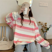 Pull coupe ample Louane rose rayé — vue portée assise, tasse à la main