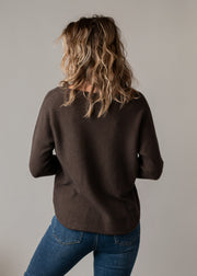 Pull col V texturé porté par une femme, vue de dos, pull marron