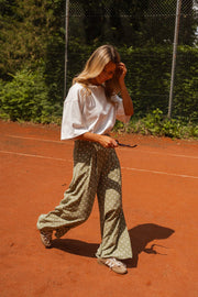 Pantalon fluide à pois porté par une femme, en marchant, court, raquette