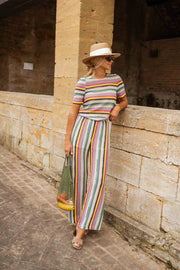 Pantalon crochet taille haute porté par une femme, silhouette entière, muret, sac