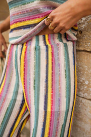 Pantalon crochet taille haute porté par une femme, vue rapprochée, rayures multicolores, taille