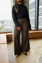 Pantalon fluide léopard porté par une femme, silhouette entière, talons