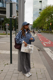 Veste polaire à carreaux portée par une femme, silhouette entière, de loin, dans la rue