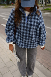 Veste polaire à carreaux portée par une femme, vue rapprochée de face