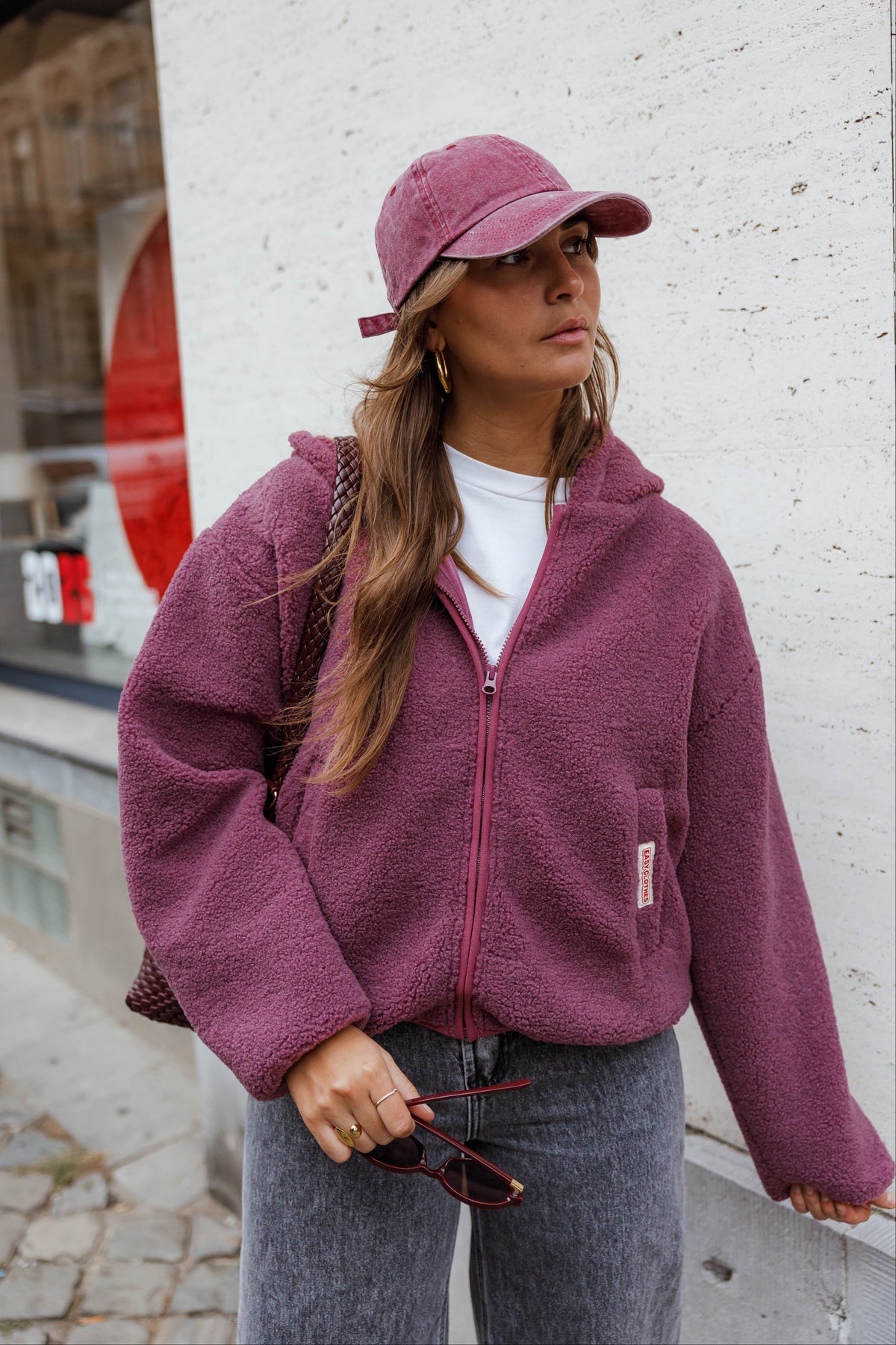 Veste polaire doublée à capuche prune portée par une femme, vue de face