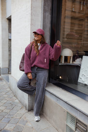 Veste polaire doublée à capuche prune portée par une femme, silhouette entière