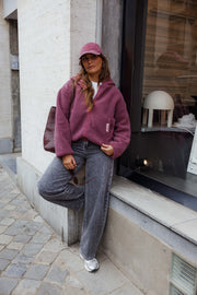 Veste polaire doublée à capuche prune portée par une femme, silhouette entière, de profil