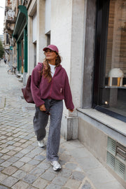Veste polaire doublée à capuche prune portée par une femme, en marchant, silhouette entière