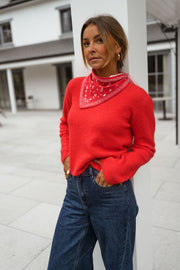 Pull court à dos ouvert porté par une femme, vue de face, bandana rouge, mains dans les poches