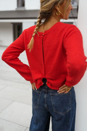 Pull court à dos ouvert porté par une femme, vue de dos, tresse, dos ouvert
