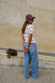 Pull en maille légère porté par une femme, vue de trois-quarts, casquette, de dos