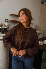 Pull léopard dos ouvert marron porté par une femme, vue rapprochée