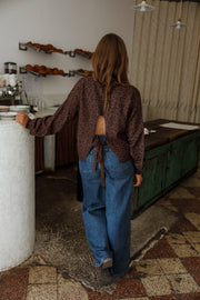 Pull léopard dos ouvert marron porté par une femme, vue de dos, dos ouvert