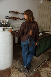 Pull léopard dos ouvert marron porté par une femme, vue de dos, silhouette entière, dos ouvert