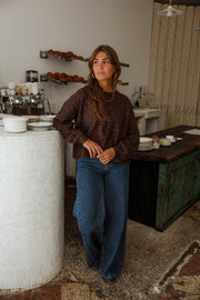 Pull léopard dos ouvert marron porté par une femme, vue de face