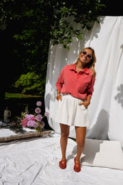 Pull délavé col boutonné porté par une femme, silhouette entière, chaussures rouges, vue de face