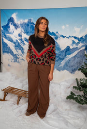 Pull léopard à manches longues porté par une femme, vue de face, pantalon marron, traîneau