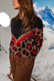 Pull léopard à manches longues porté par une femme, vue rapprochée, manteau léopard, pantalon marron