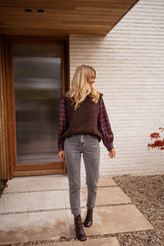 Pull sans manches effet mouton chocolat porté par une femme, silhouette entière, porte, jean