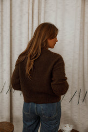 Pull doux à boutonnage mandarin marron foncé porté par une femme, vue de dos