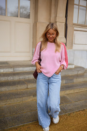 Pull à manches trois-quarts porté par une femme, vue de face, escalier, cheveux blonds