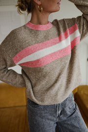 Pull rayé doux col rond porté par une femme, gros plan de la bande rayée