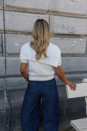 Pull à revers amovible porté par une femme, vue de dos, pull noué sur les épaules