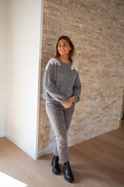 Pull à perles col rond gris porté par une femme, vue de face, jean gris, bottines