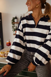 Pull rayé à col zippé porté par une femme, vue rapprochée, col zippé, sourire