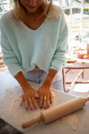Pull col V manches longues porté par une femme, vue rapprochée, pâte à pétrir, col V