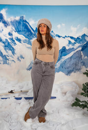 Sous-pull moulant à manches longues beige porté par une femme, vue de face, bonnet gris, jean gris