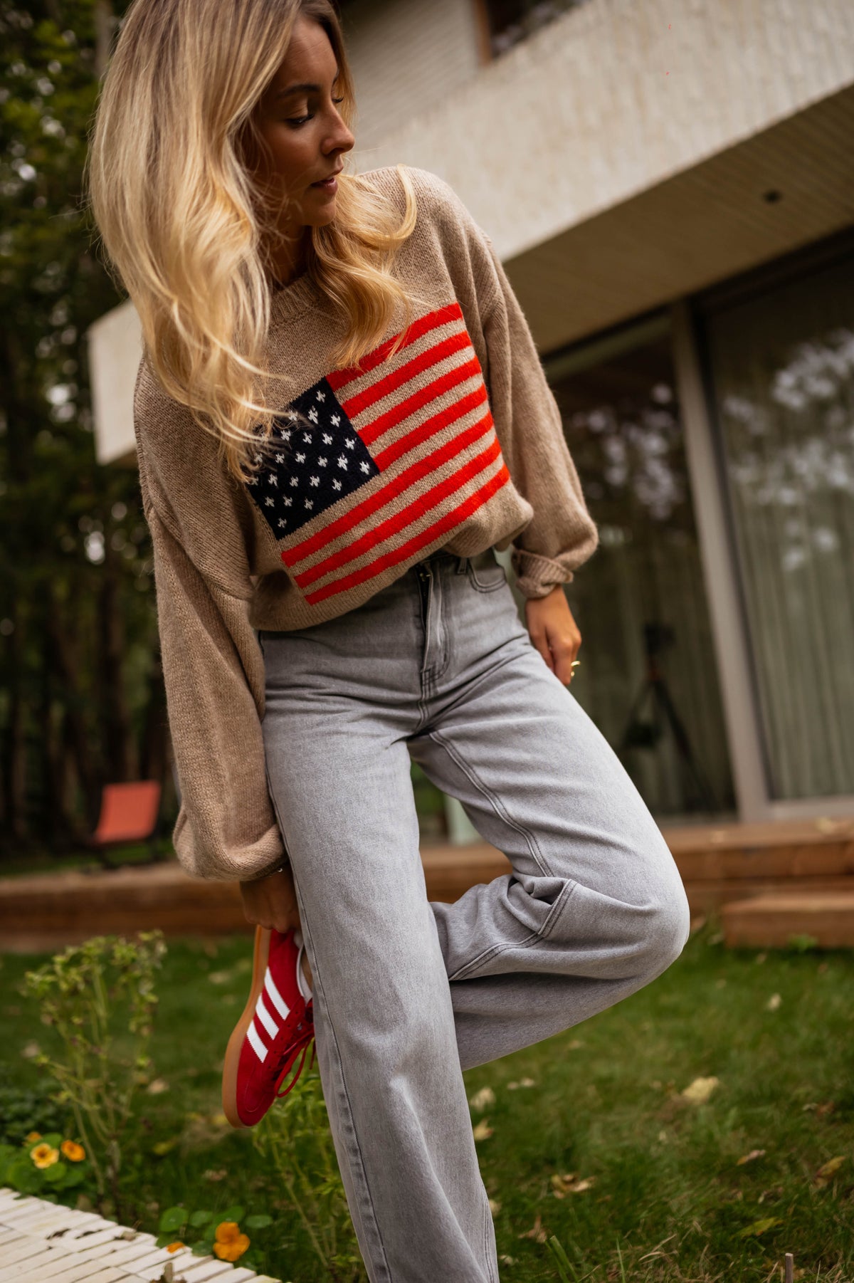 Pull à drapeau col rond camel porté par une femme, vue de face, drapeau américain, jean