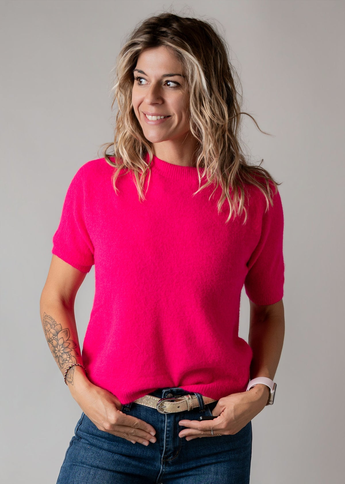 Pull baby alpaga manches courtes porté par une femme, vue de trois-quarts, jean, fond gris
