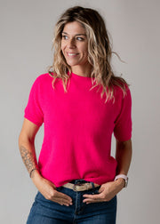 Pull baby alpaga manches courtes porté par une femme, vue de trois-quarts, jean, fond gris