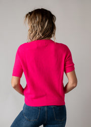 Pull baby alpaga manches courtes porté par une femme, vue de dos, pull rose fuchsia