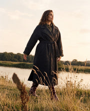 Manteau oversize en laine porté par une femme, silhouette entière, ceinture, lac
