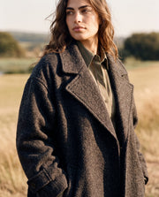 Manteau oversize en laine porté par une femme, vue rapprochée, grand col, revers