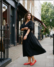 Robe midi évasée en popeline portée par une femme, en marchant, rue, ballerines rouges