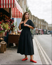 Robe midi évasée en popeline portée par une femme, silhouette entière, rue, ballerines rouges