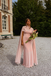 Robe longue moulante drapée portée par une femme, silhouette entière, bouquet, allée de gravier