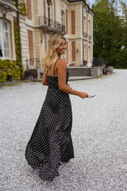 Robe longue à bretelles réglables portée par une femme, vue de trois-quarts, gravier, bretelles fines