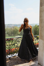 Robe longue à bretelles réglables portée par une femme, silhouette entière, balcon, vue sur la campagne