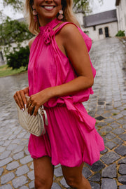 Robe courte à jupe boule portée par une femme, vue rapprochée, col montant, nœud
